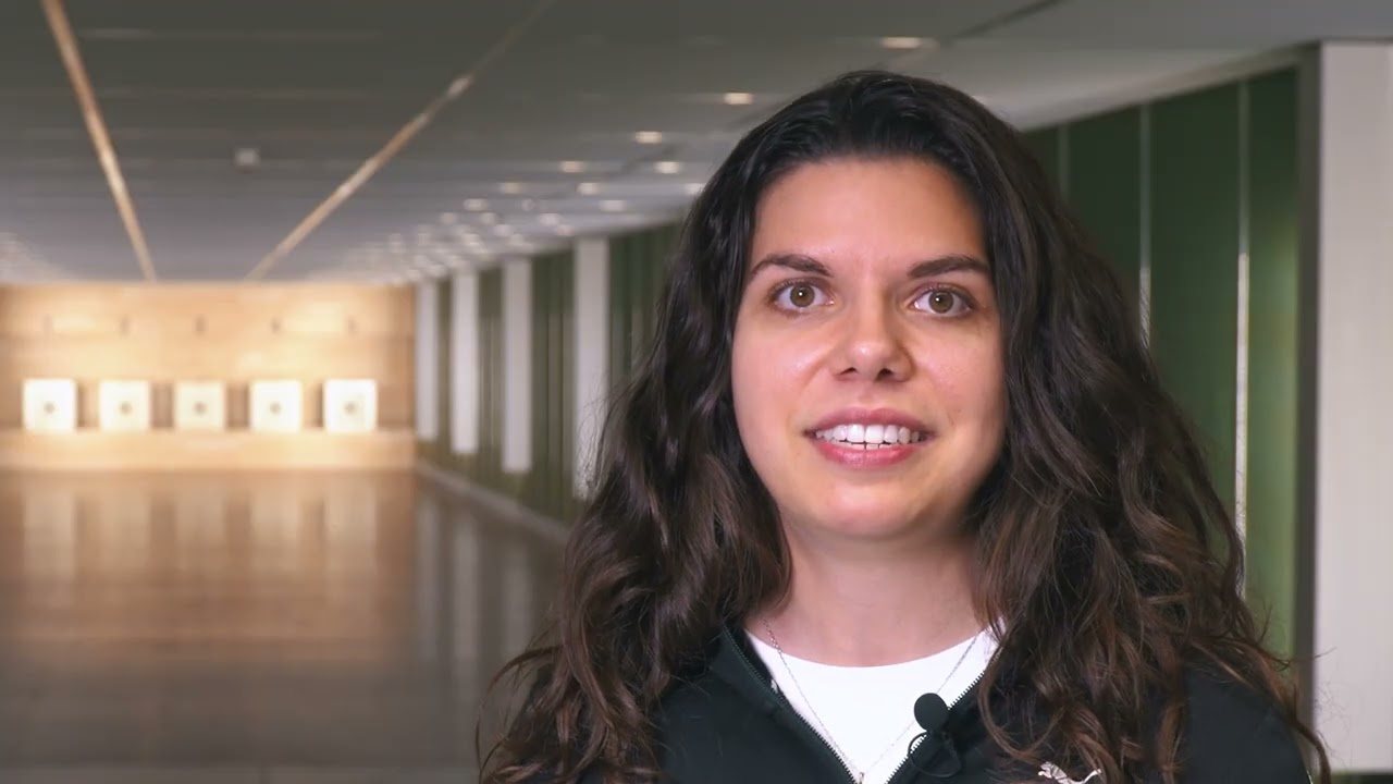 Chiara Leone im Schiessstand – Standbild aus dem Knabenschiessen-Video